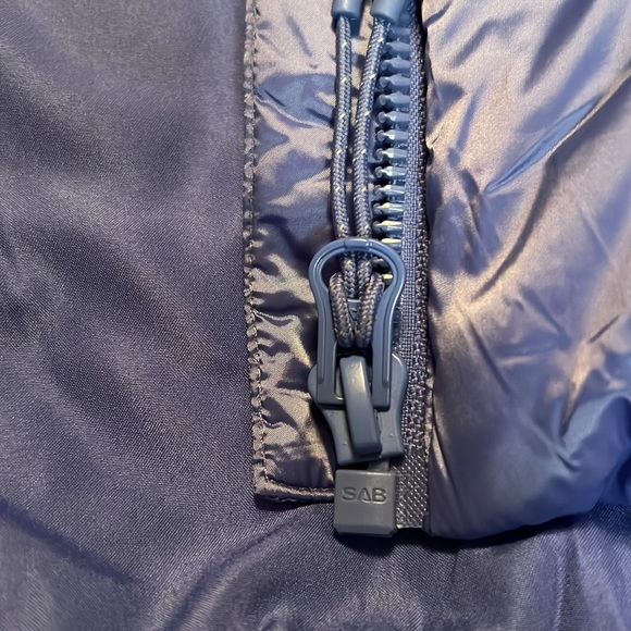 Chic & Bold: Trendsetting Puffer Jacket in a Unique Hue - Picture 9 of 9